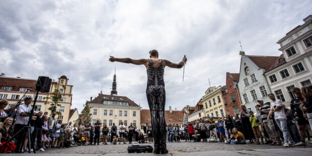 Esittävän taiteen festivaali-karavaani saapui kuukaudeksi Tallinnaan