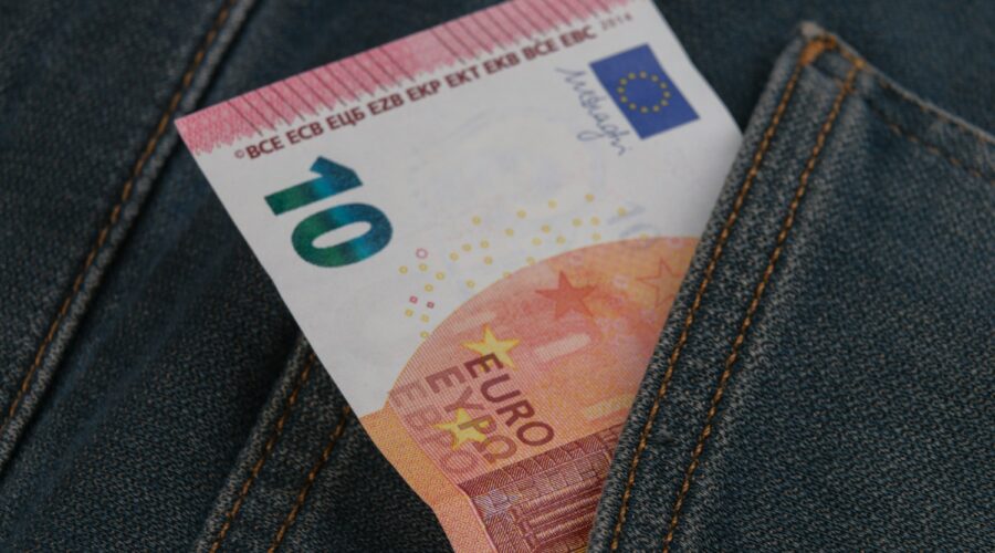 The average monthly gross salary in Estonia rises to 1812 euros