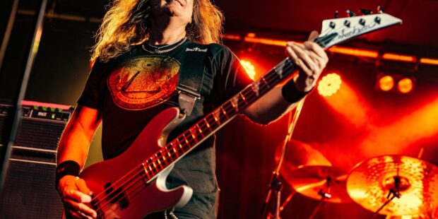 Megadethin basisti David Ellefson nousee lavalle Tallinnassa 