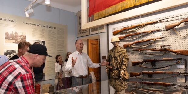 Kaikkien aikojen suurin asenäyttely avataan Viron sotamuseossa