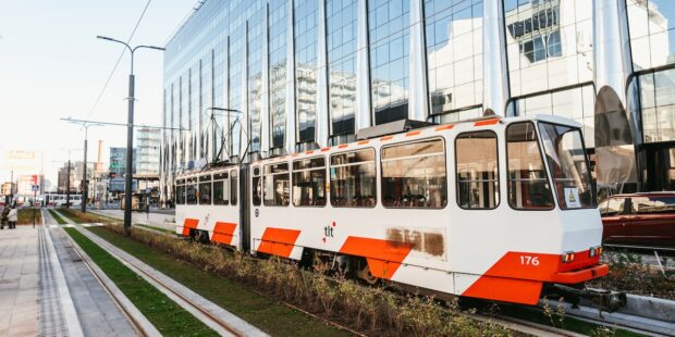 Tallinnan uusi raitiovaunulinja satamasta keskustaan alkaa vihdoin liikennöidä 