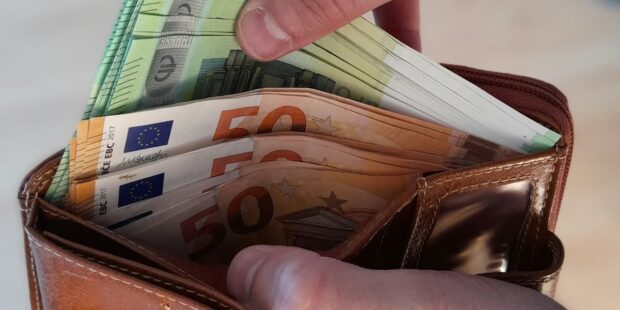 Sukupuolten palkkaero on suurin rahoitus- ja vakuutusalalla