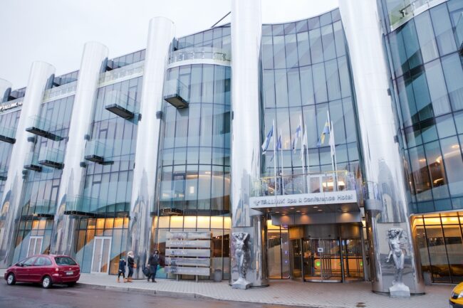 Suomalaisia viime kesää enemmän, mutta hotelliyöpymiset laskevat edelleen