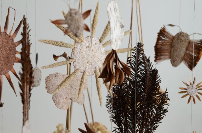 Sukella satujen maailmaan kierrätystaiteen näyttelyssä