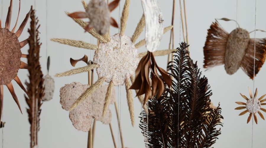 Sukella satujen maailmaan kierrätystaiteen näyttelyssä