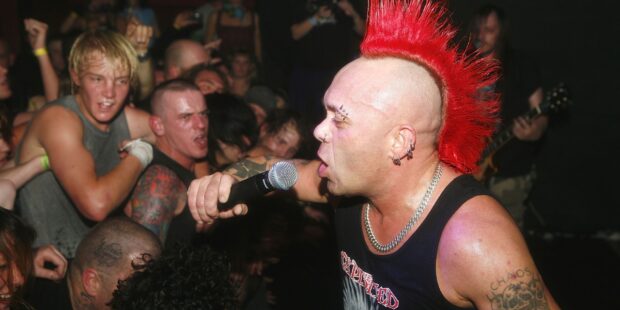 The Exploited livenä Helitehtaan lavalla