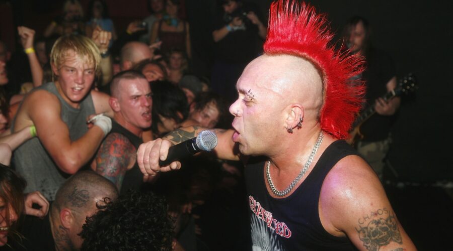 The Exploited livenä Helitehtaan lavalla