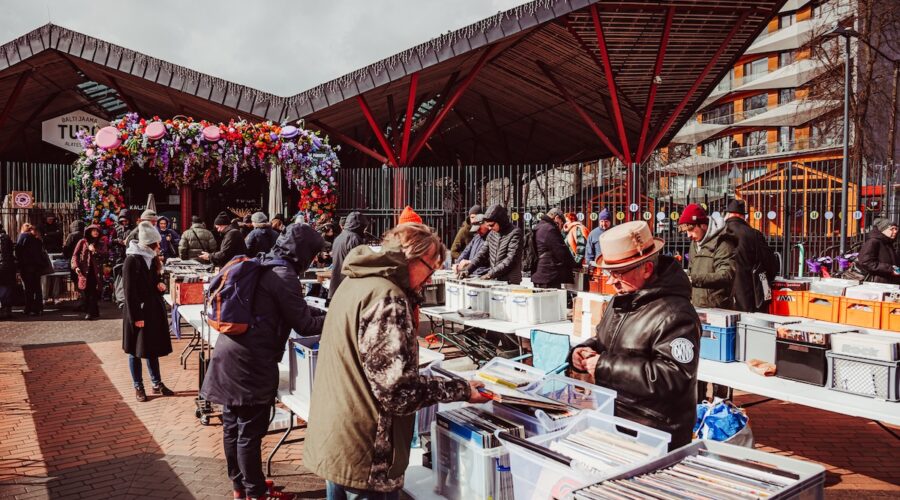 Suuri äänilevy- ja fanituotekirppari tulee taas