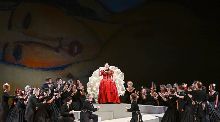 Saarenmaan oopperamatkalle eri tavoin