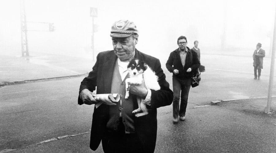 Valokuvanäyttely elämästä rautaesiripun takana