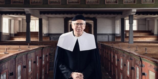 Valokuvia sekä tarinoita vaatteista ja kantajistaan