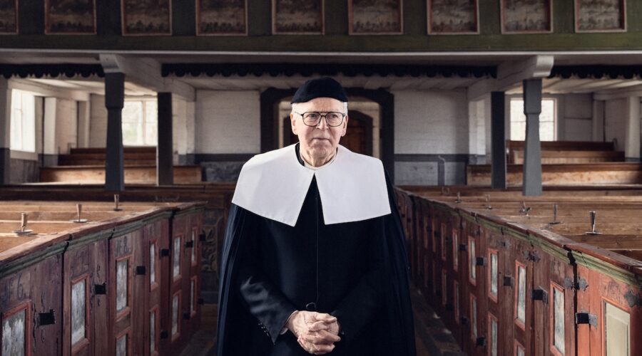 Valokuvia sekä tarinoita vaatteista ja kantajistaan