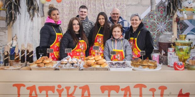 Fish Dishes and Market Bustle on the Onion Route