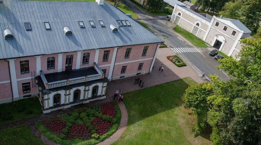 Kesällä kylään suljettujen ovien taa