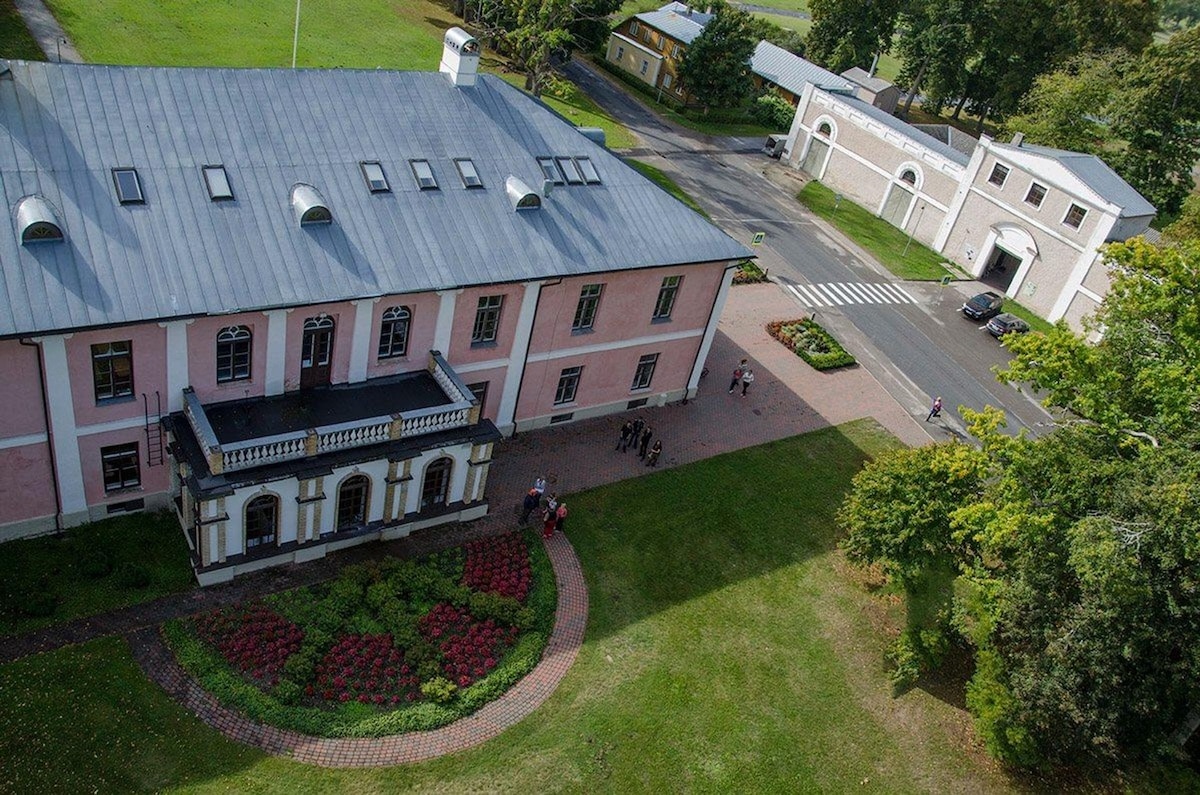 Kesällä kylään suljettujen ovien taa