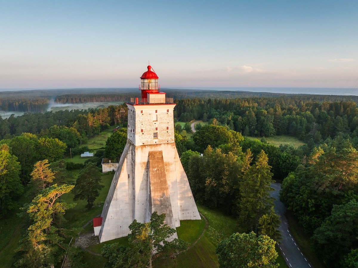 Saaremaa + Hiiumaa = 1