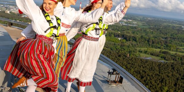 Tallinnan yllä 175 metrin korkeudessa: TV-torni tarjoaa näkymiä, historiaa ja adrenaliinia