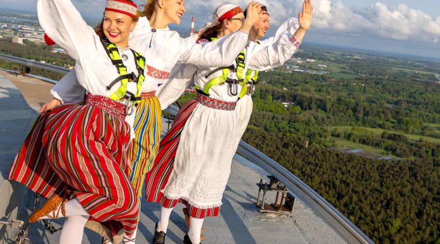 Tallinnan yllä 175 metrin korkeudessa: TV-torni tarjoaa näkymiä, historiaa ja adrenaliinia